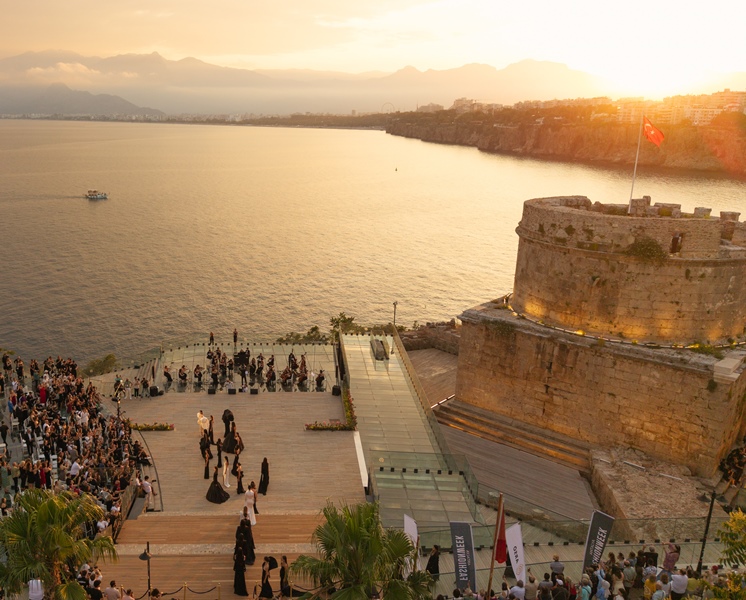 Moda, Tarih Ve Sanat�n Büyülü Bulu�mas� 